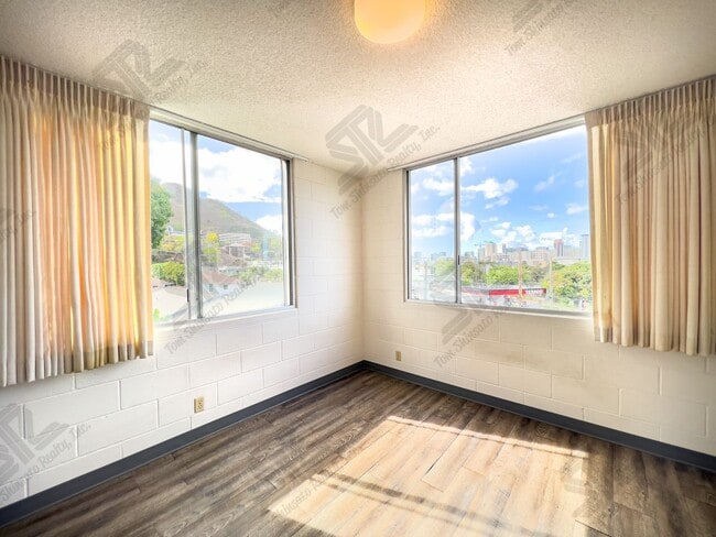 Building Photo - 1 bedroom , 1 bathroom, 1 Parking in Build...