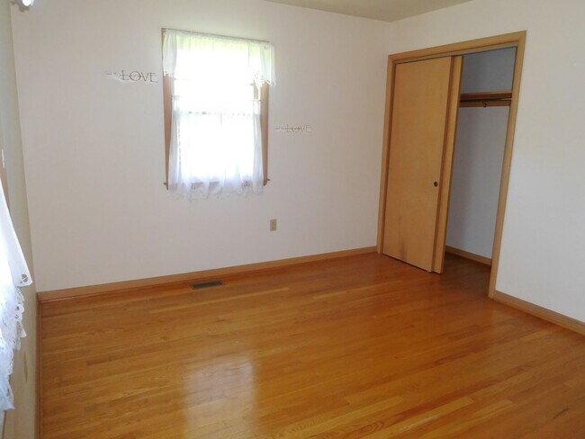 Building Photo - 9083 Meadowbrook Cir