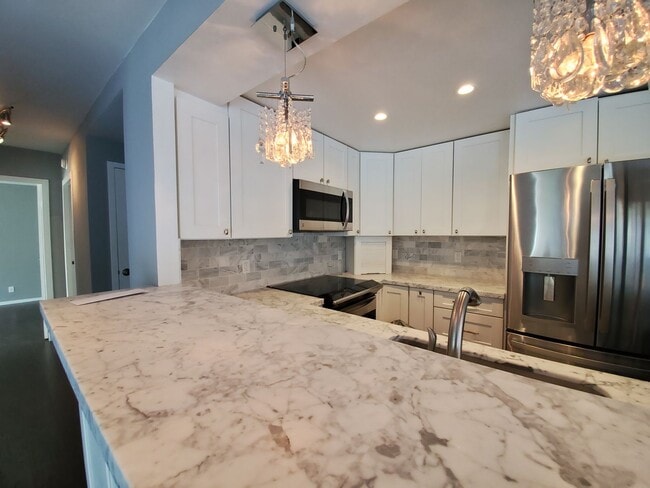 Building Photo - Renovated Pacific Heights 2x2 Condo with g...