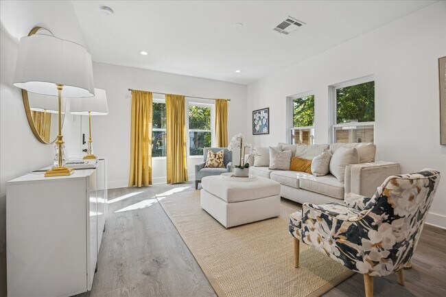 Building Photo - 515 E 9th St