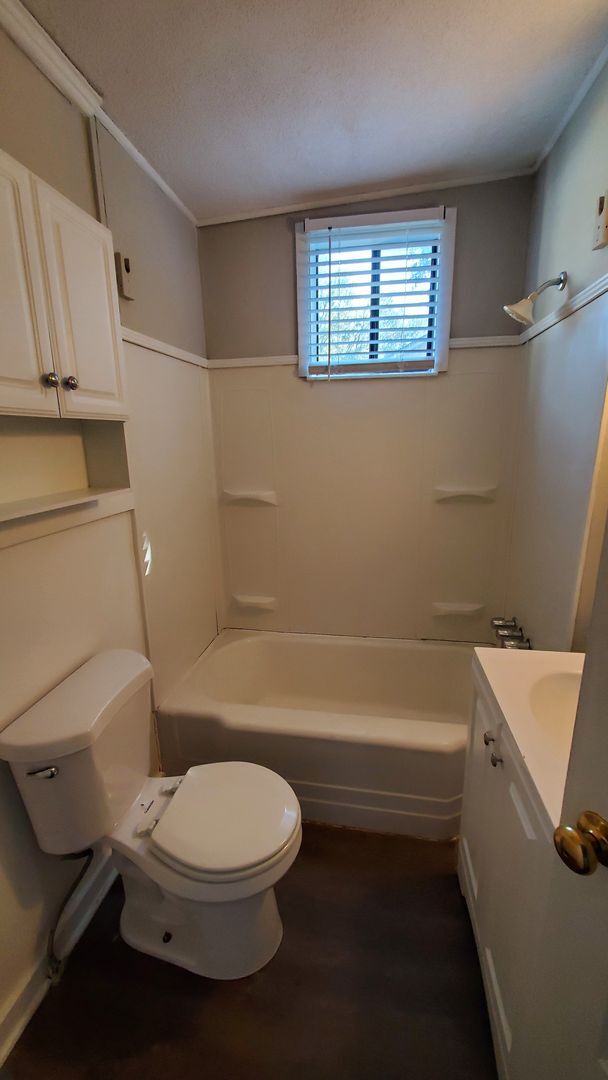 Building Photo - 104 W 76th St