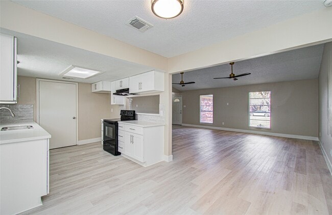 Building Photo - 13843 Rosetta Dr