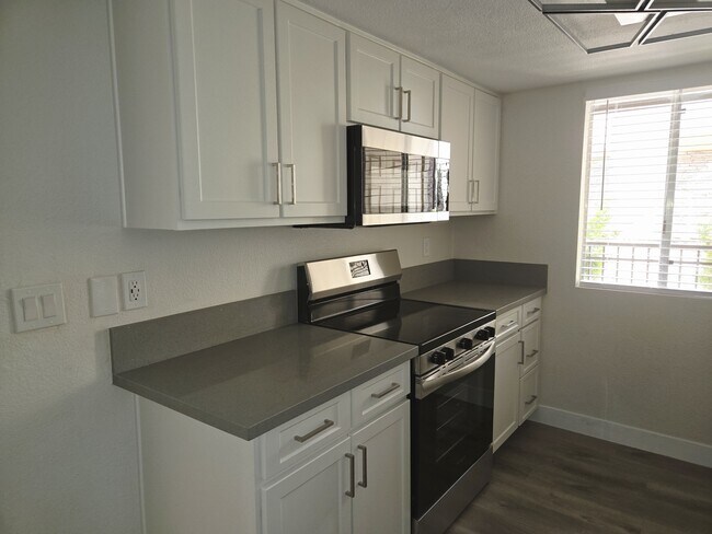 Building Photo - 5260 River Glen Dr