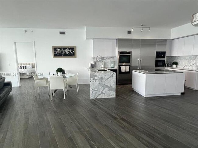 Building Photo - 5500 Island Estates Dr