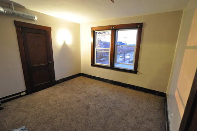 Building Photo - Large 2-3 Bed Apt. Beaver Falls! - $595 NO...