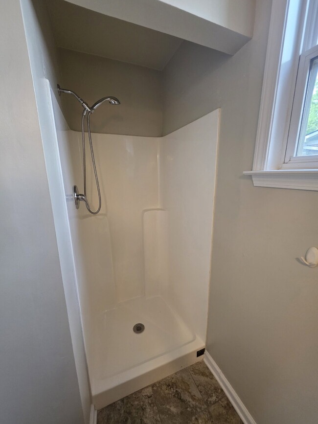 Building Photo - 46 Brookview Dr