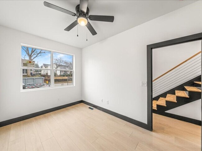 Building Photo - Knoxville 37914 - 3 bedroom, 3 bath stunning townhome apartment in Park City area of Knoxville - ...