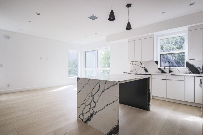 Building Photo - NEW CONSTRUCTION LUXURY 4 BED TOWNHOMES WITH ROOF DECKS