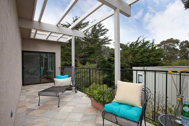 Building Photo - Updated and Bright 2 Bedroom Condo with Wr...