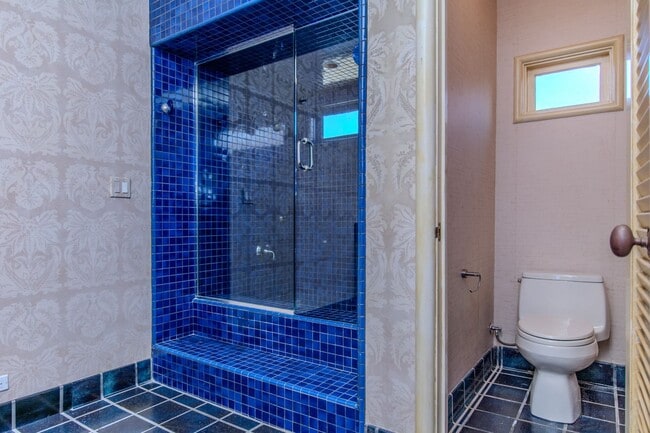 Building Photo - Extraordinary 5-Bed / 5-Bath Oceanfront Pr...