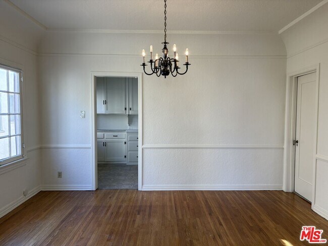 Building Photo - 351 N Gardner St