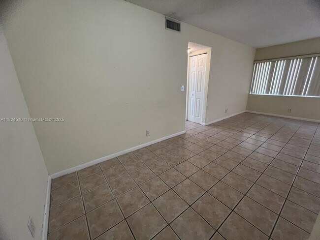 Building Photo - 1025 Twin Lakes Dr