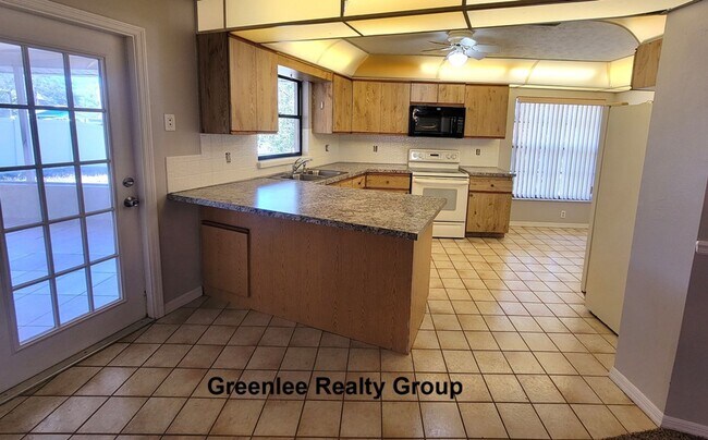 Building Photo - Large 3 Bed/2Bath/2 Car Garage Home in Port Richey- 1914 sqft!