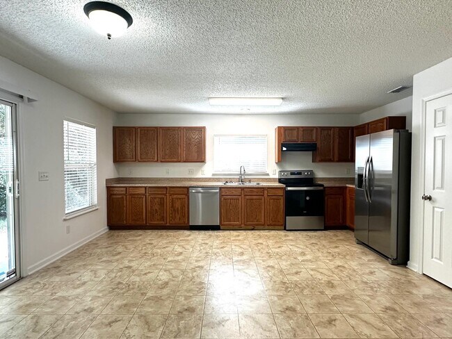 Building Photo - Close to Shopping, Restaurants, Schools & Beach!