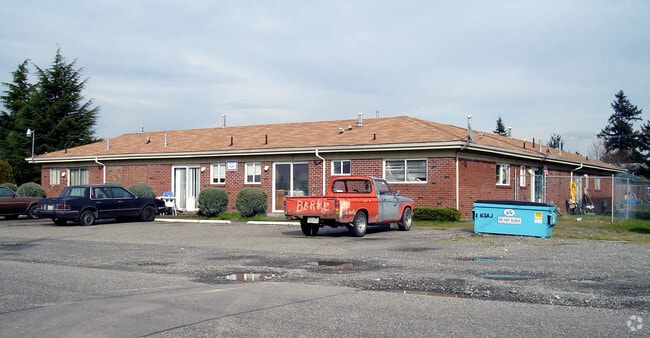 Building Photo - Lakewood Gardens II