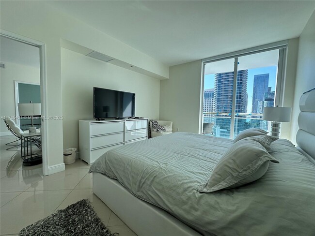 Building Photo - 950 Brickell Bay Dr