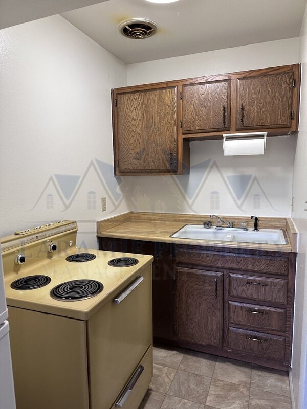 Building Photo - 702 Downey St