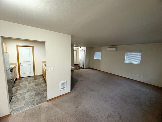 Building Photo - Newer Home in Summerset