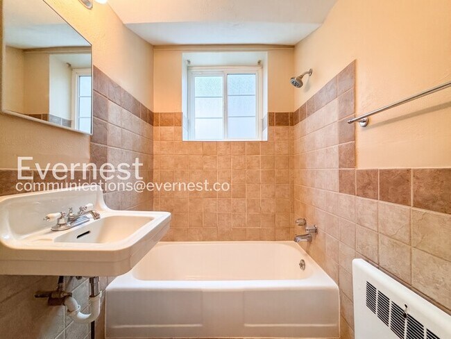 Building Photo - 1 Bed, 1 Bath Condo with Modern Amenities / Available Soon!