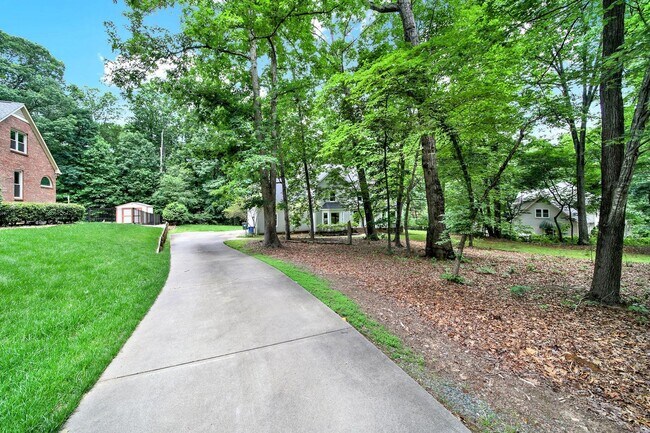 Building Photo - Beautiful Five Bed Three and Half Bath Hom...