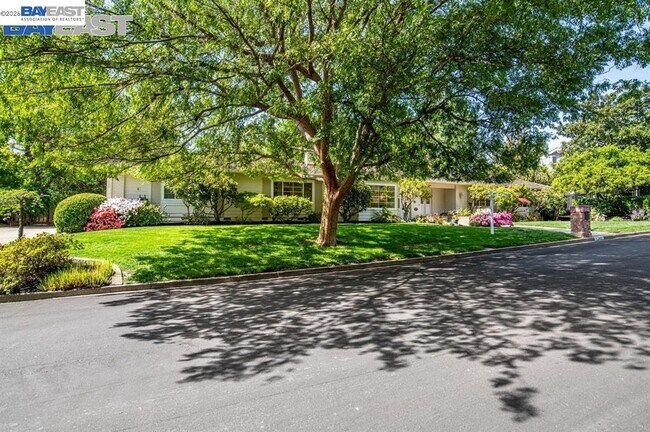 Building Photo - 2402 Royal Oaks Dr