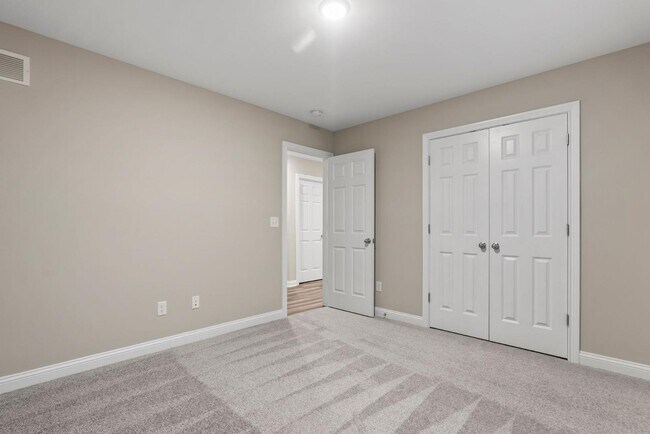 Building Photo - 677 Shaker Dr
