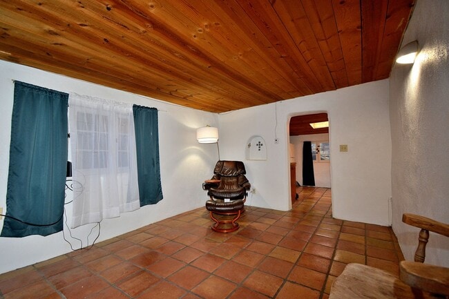 Building Photo - 142 Duran St