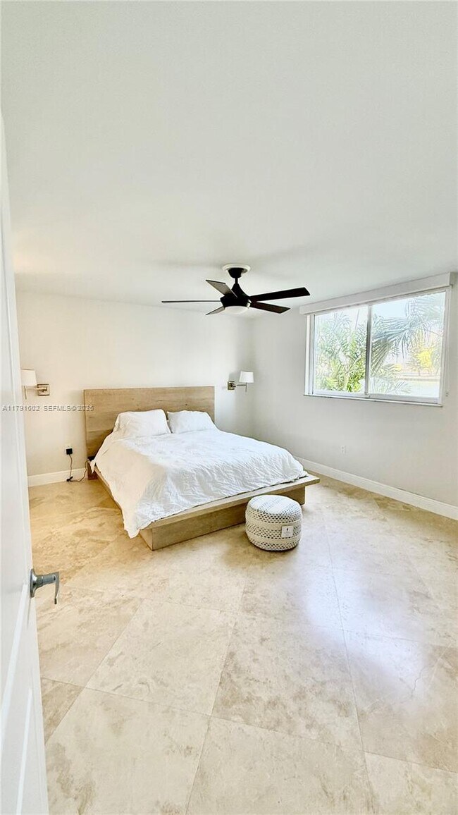 Building Photo - 4000 NE 170th St