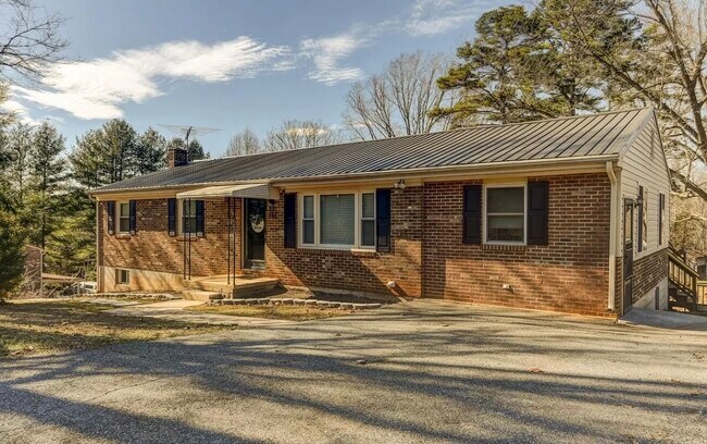 Building Photo - 246 Poor House Rd