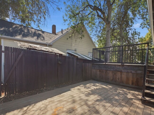 Building Photo - 206 Cherry St