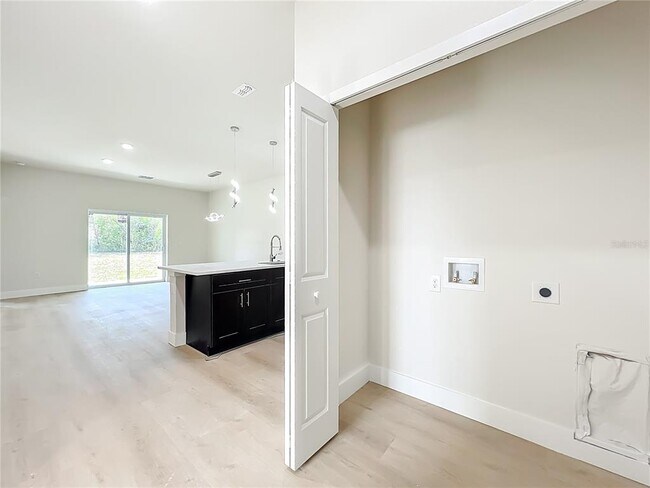 Building Photo - 356 W 4th St