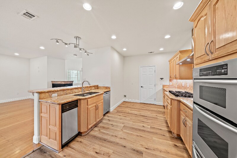 Building Photo - 8661 Elm Ave