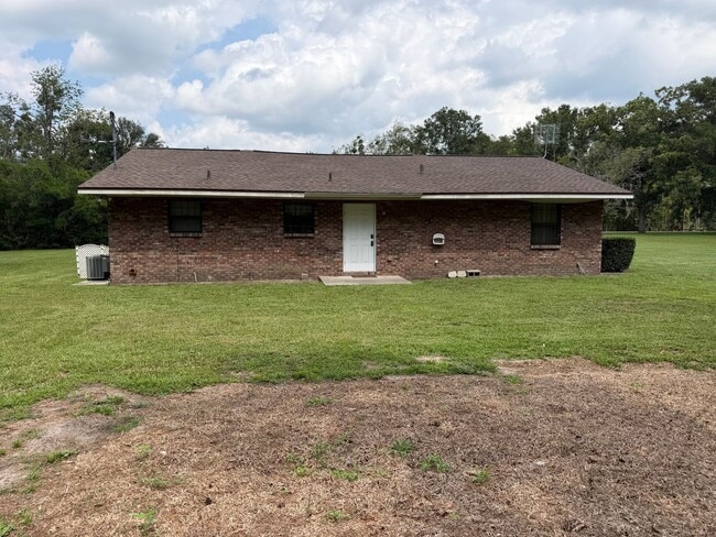 Building Photo - Newly renovated, new painted on large lot - mowing included in rent!