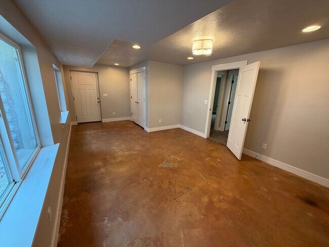 Building Photo - Spacious 6-Bedroom Home for Rent in Lehi