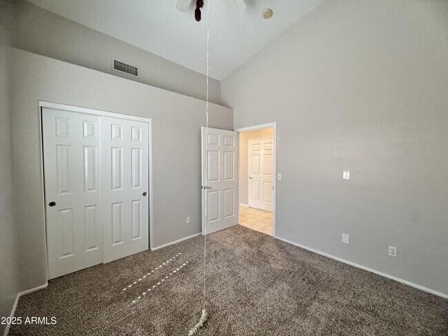 Building Photo - 673 S Peppertree Dr