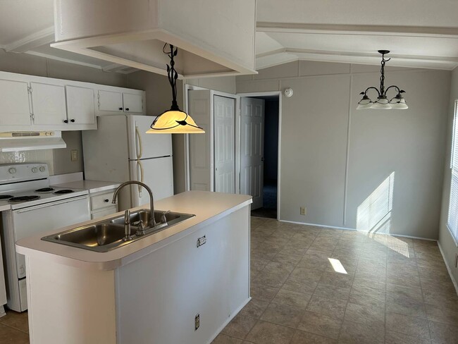 Building Photo - 94 White Oak Village