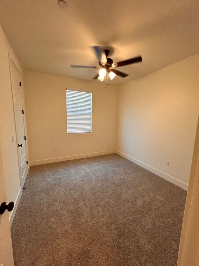 Building Photo - Beautiful Brand New home for rent in Visalia!