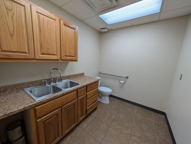 Building Photo - Prime Professional Medical/Office Space in Pryor