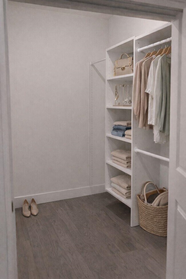 Building Photo - 801 Summit Ave