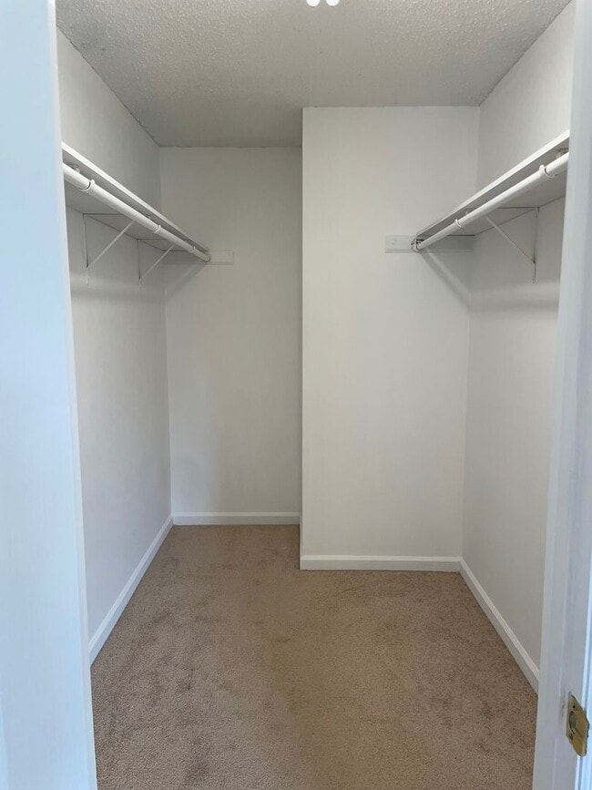 Building Photo - 3-4 Bed with 2 full baths and 2 car garage...