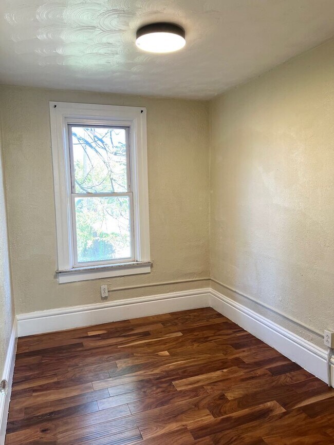 Building Photo - Newly Remodeled 3 or 4 Bedroom in Swissval...