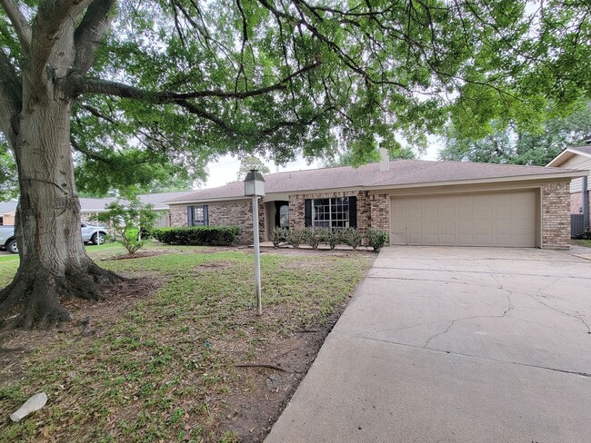 Building Photo - Welcome to your dream rental! This meticulously remodeled 3-bedroom, 2-bathroom home in the heart...