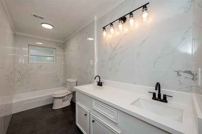 Building Photo - 23130 Bayleaf Dr