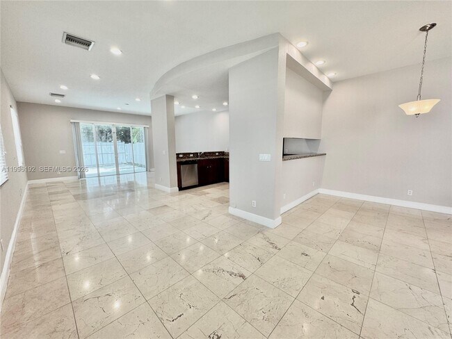 Building Photo - 504 SW 4th Ave