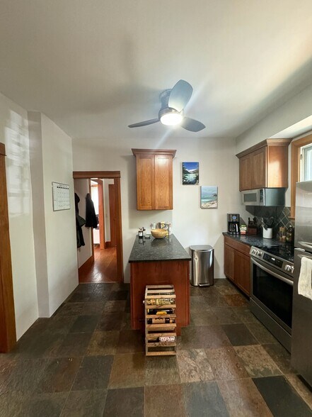 Building Photo - 634 NE 28th Ave