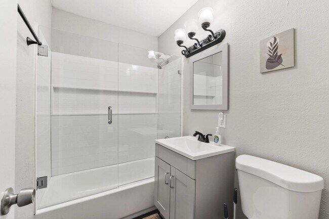 Building Photo - 4731 E Castlewood Dr