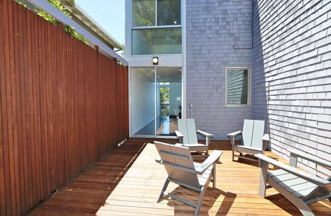 Building Photo - Stunning Mid-Century Modern 3 Bed/ 2 Bath ...