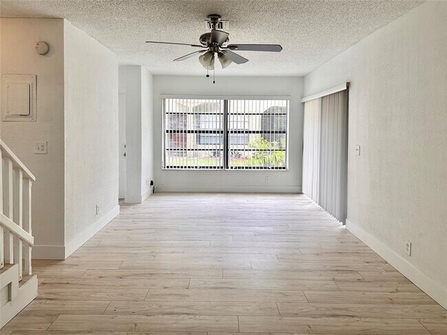 Building Photo - 2580 Coral Springs Dr