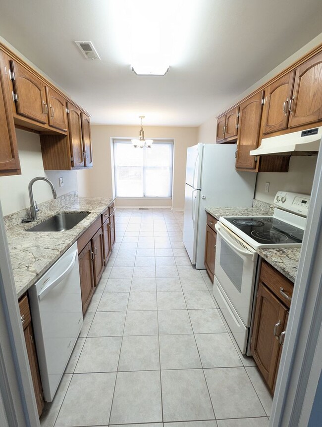 Building Photo - Beautifully maintained townhouse in Freder...