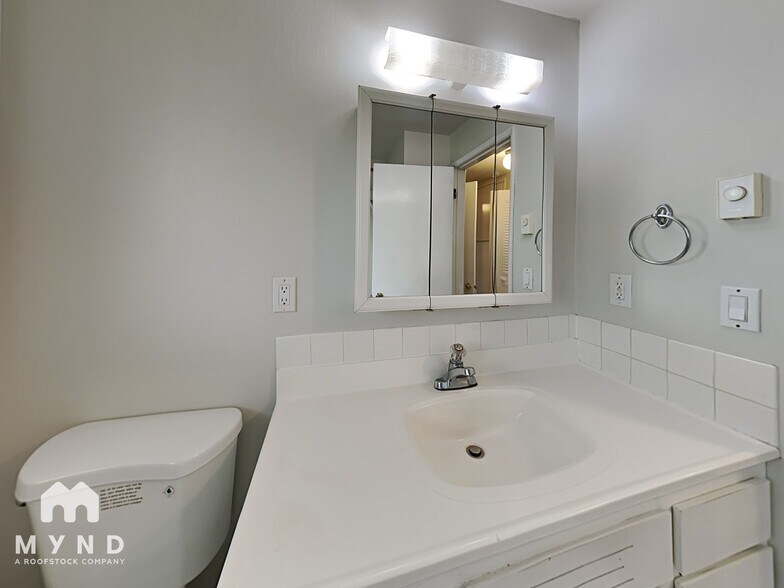 Building Photo - 705 NE 108th Ave